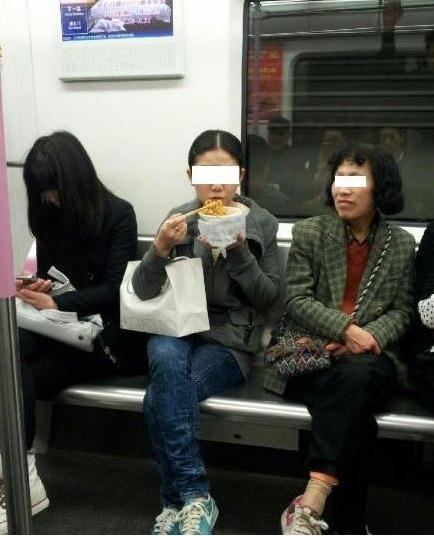 女子地鐵內吃熱干面不聽勸阻,網友拍照遭當頭砸熱干面