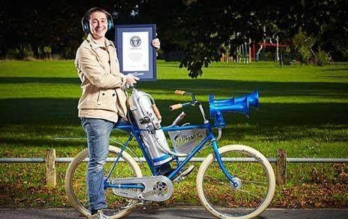 世界上最響的自行車?yán)龋怯蓙喣峥死锏掳l(fā)明的。據(jù)說能夠產(chǎn)生136.2分貝。簡直是喇叭中的戰(zhàn)斗機,只是現(xiàn)在誰也不愿意鳴喇叭。