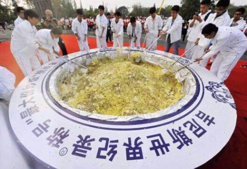 世界上最大份炒飯揚州廚師們聯(lián)手烹飪了重達4192公斤的揚州炒飯,打破去年9月土耳其3150公斤的炒飯紀(jì)錄,創(chuàng)造新的吉尼斯世界紀(jì)錄。