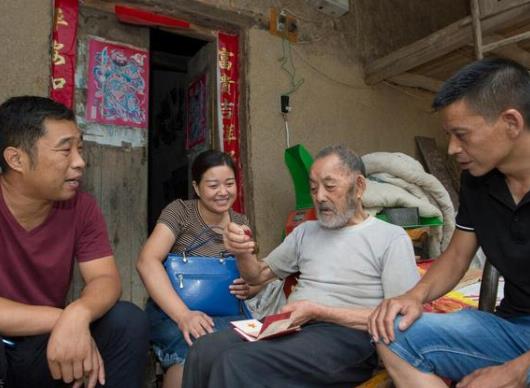 村干部到年齡一定要退嗎?哪些情況不能再擔任村干部?