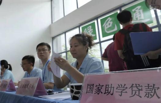 助學(xué)貸款畢業(yè)第一年要還本金嗎 助學(xué)貸款續(xù)貸可以線下申請(qǐng)嗎