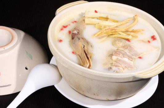 老鴨湯怎么燉好喝又營養?燉老鴨湯要不要焯水?