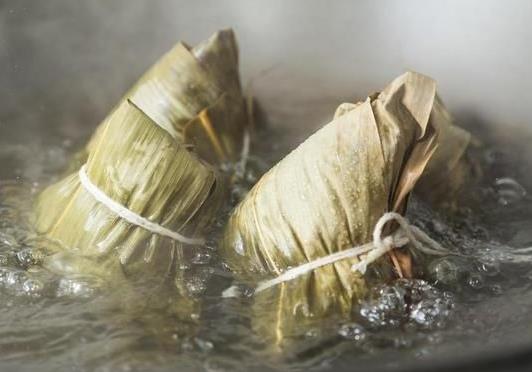 粽子熟了會(huì)浮起來嗎?煮粽子鍋底要放粽葉嗎?