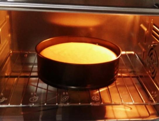 烤蛋糕時烤箱里要放水嗎?烤箱做蛋糕發不起來怎么辦?