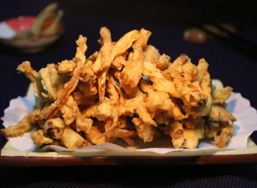 炸蘑菇可以用香菇嗎?炸蘑菇焯水還是直接炸酥脆