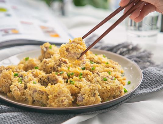 小米蒸排骨放什么配菜好吃?小米蒸排骨排骨用入鍋翻炒嗎