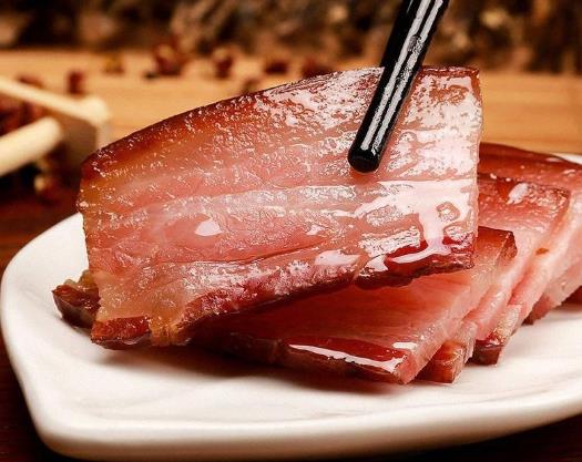 臘肉怎么切好切?臘肉切開里面有反光綠色的是怎么回事