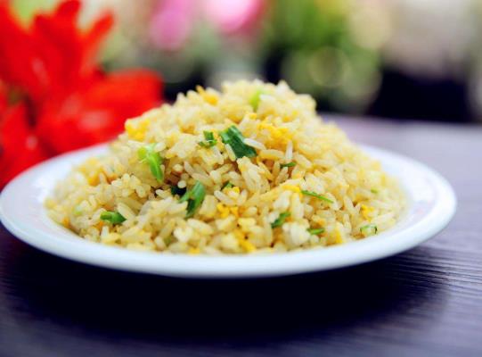 蛋炒飯先炒雞蛋還是先炒飯?蛋炒飯怎么做才不黏糊糊的