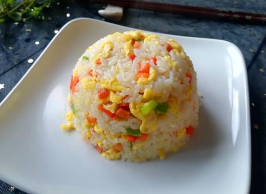蛋炒飯先炒雞蛋還是先炒飯?蛋炒飯怎么做才不黏糊糊的