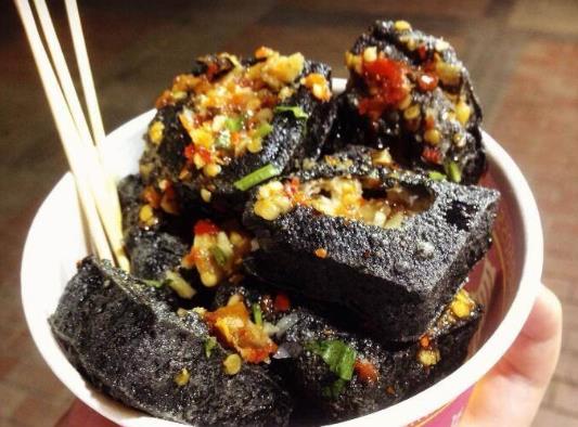 臭豆腐是怎樣變成黑色的?新鮮豆腐怎么做才會臭