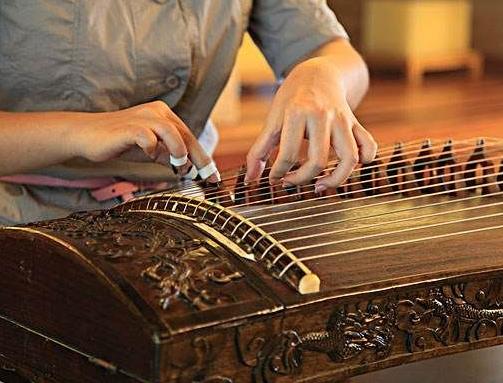 女生簡(jiǎn)單可自學(xué)的樂器排名,吉他在校園常見、口琴簡(jiǎn)單費(fèi)用便宜