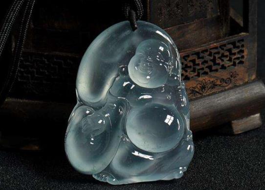 世界十大頂級翡翠排名,玻璃種翡翠質(zhì)地細(xì)膩、龍石種翡翠價格昂貴