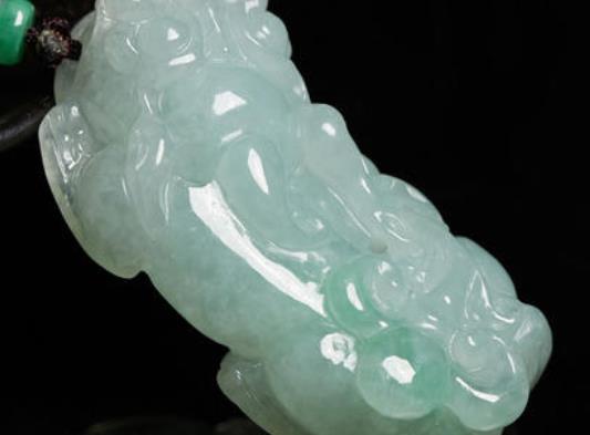 世界十大頂級翡翠排名,玻璃種翡翠質(zhì)地細(xì)膩、龍石種翡翠價格昂貴