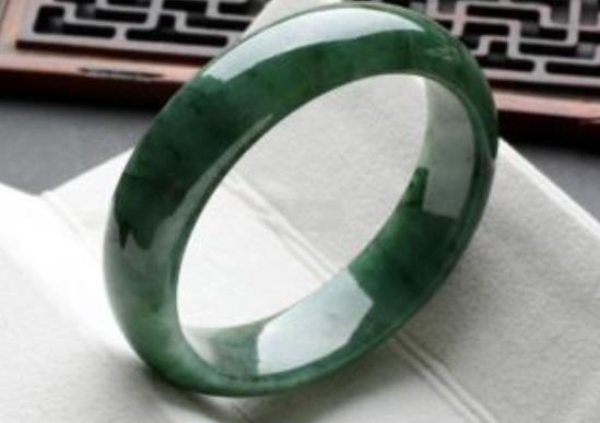 世界十大頂級翡翠排名,玻璃種翡翠質(zhì)地細(xì)膩、龍石種翡翠價格昂貴