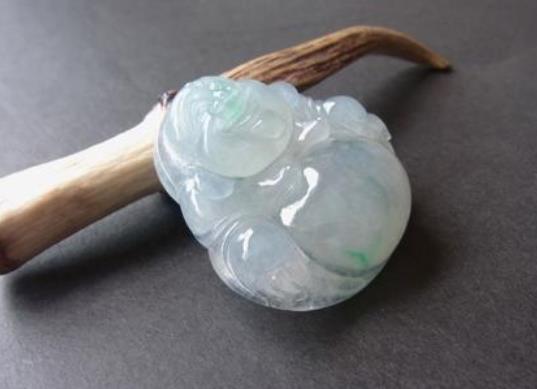 世界十大頂級翡翠排名,玻璃種翡翠質(zhì)地細(xì)膩、龍石種翡翠價格昂貴