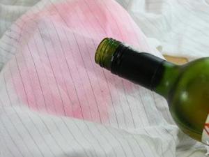 如何輕松洗掉衣服上的“頑固”紅酒漬？