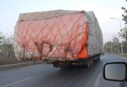 看到大貨車是要超車還是退一點更安全?如何舉報大貨車違法行為