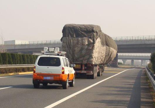 看到大貨車是要超車還是退一點更安全?如何舉報大貨車違法行為