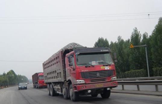 跟在大貨車后面闖了紅燈怎么辦?大車盲區撞了小車誰的責任大?