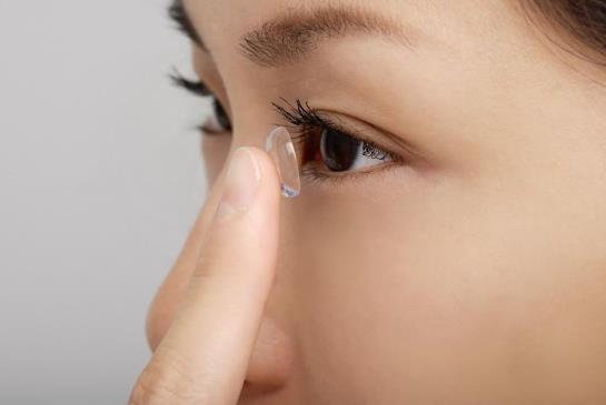 戴隱形需要滴潤(rùn)眼液?jiǎn)幔侩[形眼鏡要怎么護(hù)理