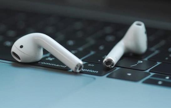 airpods充電倉充電時耳機要拿出來嗎?airpods充電倉可以定位嗎?