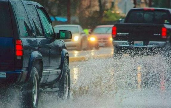 雨天開車要注意哪些內(nèi)容?雨天開車正確的方法是什么