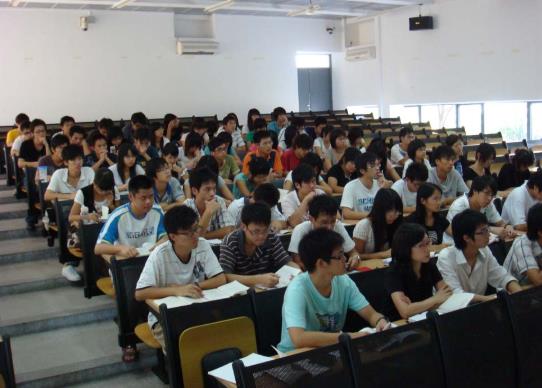 大學(xué)生談女朋友一個月要花多少錢?大學(xué)生活費(fèi)一個月多少錢合適?