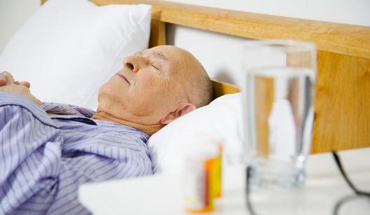 午睡是趴在桌子上還是躺著睡好 午睡趴著睡覺流口水是怎么回事