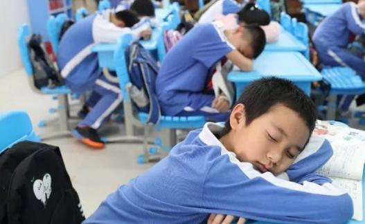 午睡是趴在桌子上還是躺著睡好 午睡趴著睡覺流口水是怎么回事