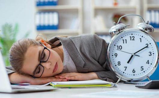 午睡是趴在桌子上還是躺著睡好 午睡趴著睡覺流口水是怎么回事