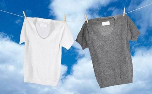 夏天衣服上的汗漬味如何去掉 夏天洗衣機使用時的注意事項