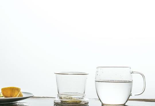 玻璃杯內(nèi)壁有層白的是什么?玻璃杯怎么才能擦干不留水印?