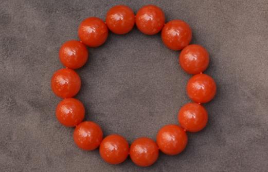 南紅瑪瑙有白點(diǎn)嗎 瑪瑙怎么看染沒(méi)染色