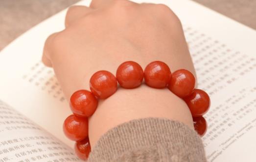 南紅瑪瑙有白點(diǎn)嗎 瑪瑙怎么看染沒(méi)染色