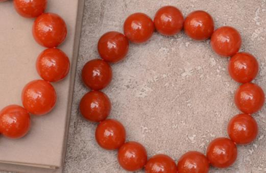 南紅瑪瑙有白點(diǎn)嗎 瑪瑙怎么看染沒(méi)染色