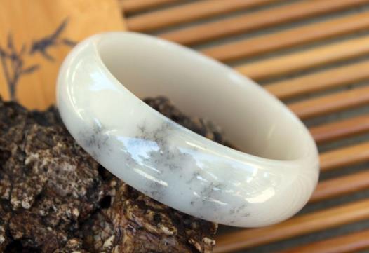 佘太翠玉手鐲能養人嗎?佘太翠與翡翠有啥區別?