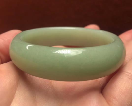 佘太翠玉手鐲能養人嗎?佘太翠與翡翠有啥區別?