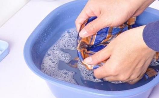 衣服長霉了可以穿嗎 衣服長霉點了怎么去除