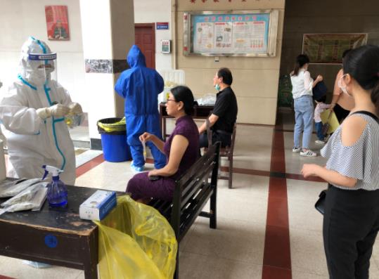 家人黃碼自己綠碼可以住一起嗎?家人黃碼小孩能去學(xué)校嗎