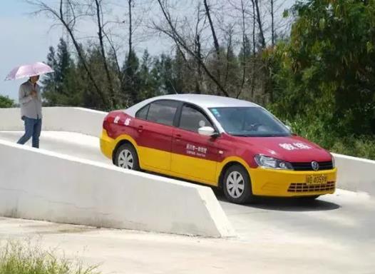學(xué)車時不要跟教練聊太多什么意思?學(xué)車是不是容易愛上教練