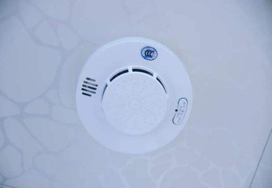 煙霧報(bào)警器一直響怎么關(guān)?煙霧報(bào)警器是怎么工作的