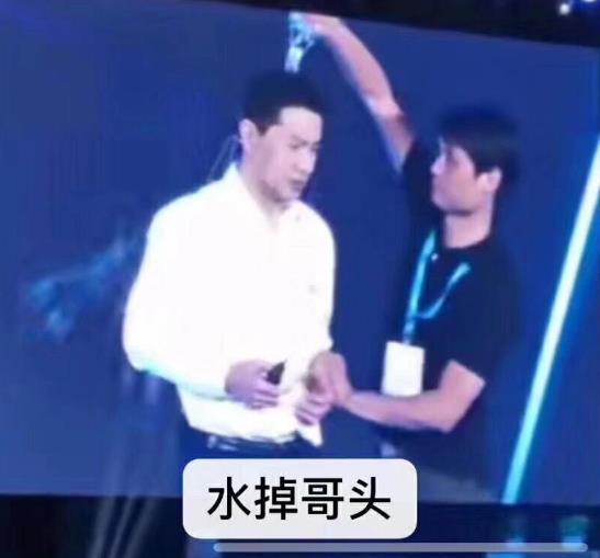 宏顏獲水是什么意思?李彥宏在百度AI開發(fā)者大會(huì)上被人潑水事件