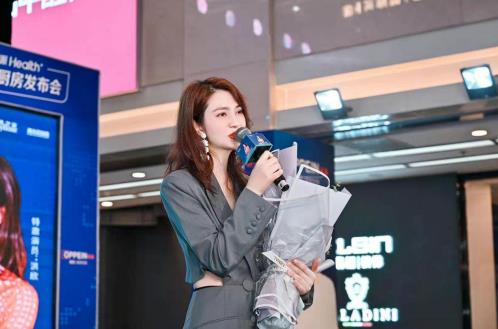 她是演員洪欣,也是無數人心中的白月光