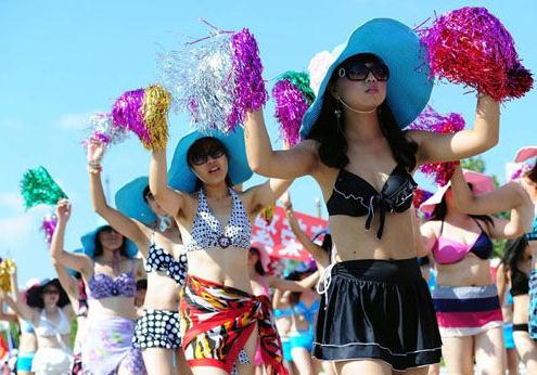 比基尼巡游:葫蘆島千名美女比基尼游街創吉尼斯紀錄-泳衣神曲熱傳