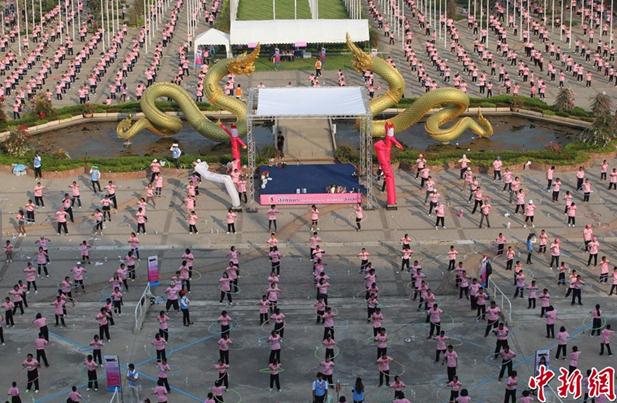 近日，泰國(guó)Thammasat大學(xué)，大約5000人一起轉(zhuǎn)呼啦圈，創(chuàng)新的吉尼斯紀(jì)錄。