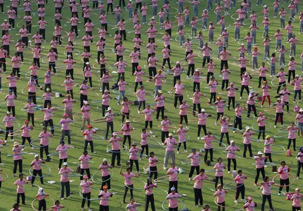 近日，泰國(guó)Thammasat大學(xué)，大約5000人一起轉(zhuǎn)呼啦圈，創(chuàng)新的吉尼斯紀(jì)錄。