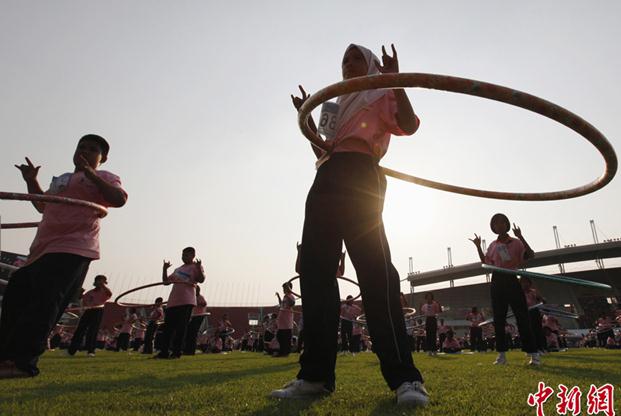近日，泰國(guó)Thammasat大學(xué)，大約5000人一起轉(zhuǎn)呼啦圈，創(chuàng)新的吉尼斯紀(jì)錄。