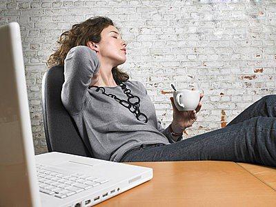 困了怎么辦？白領(lǐng)一族上班族學(xué)生族犯困時提神醒腦小妙招