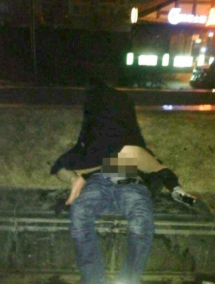 成都猛女鬧市區(qū)強(qiáng)奸過路男人，路邊野戰(zhàn)完事后提上褲子瀟灑離開
