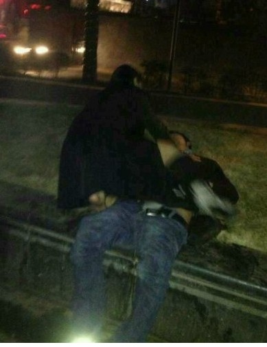 成都猛女鬧市區(qū)強(qiáng)奸過路男人，路邊野戰(zhàn)完事后提上褲子瀟灑離開